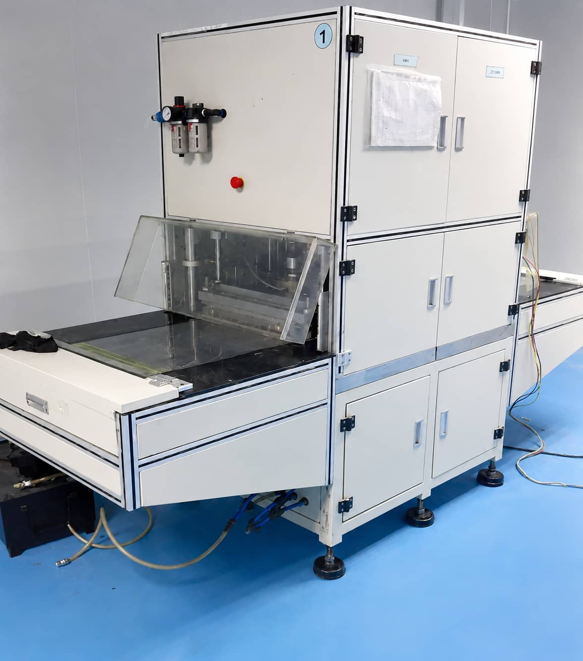 Pouch cell hot and cold press shaping process for lithium-ion batteries, using dual-stage pressing to standardize cell thickness and remove internal air gaps after electrolyte wetting.