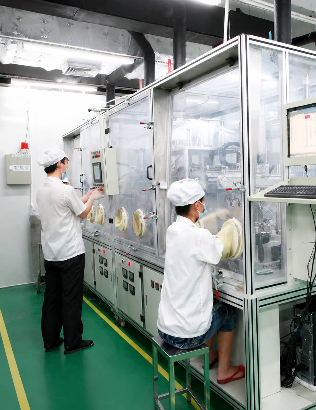 Lithium-ion pouch cell electrolyte filling process injecting precise electrolyte mass into vacuum-baked cells inside an enclosed glove box before temporary sealing.