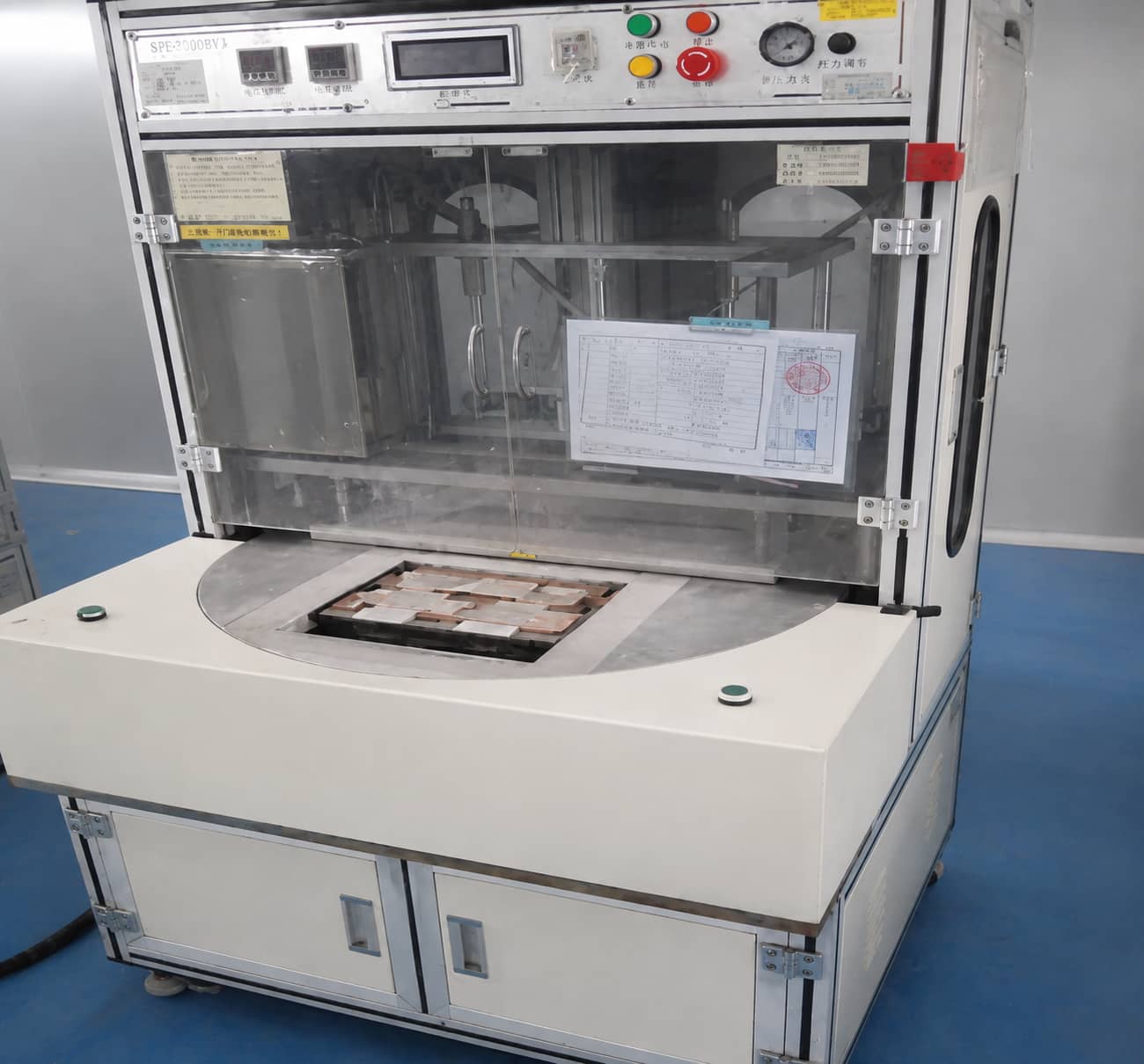 Lithium-ion pouch cell degassing and final edge sealing process removing formation gas and excess electrolyte before permanent sealing to prevent pouch swelling.