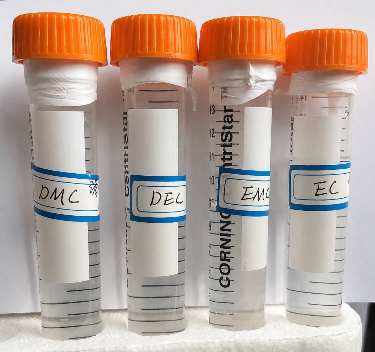 High-temperature transparency test of EC, DMC, EMC and DEC lithium-ion battery electrolyte solvents without lithium salt, showing no visible self-discoloration.